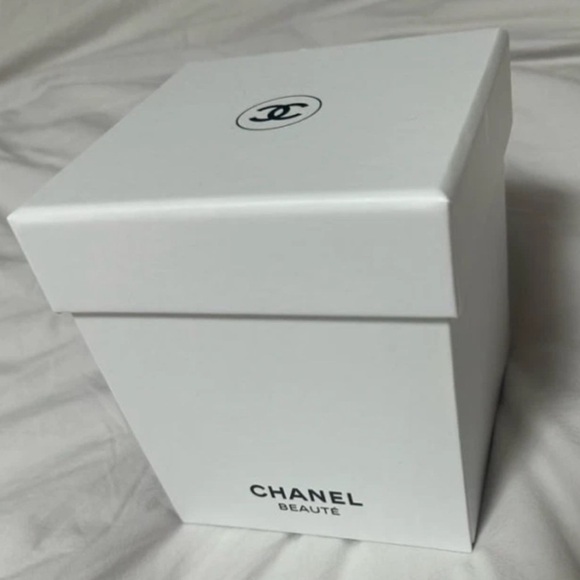 CHANEL BEAUTĒ 2025 Snow Globe ☃️ - Picture 3 of 4